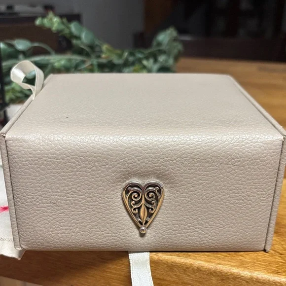 Brighton Cream Jewelry Organizer with Brighton DustBag - Picture 1 of 9